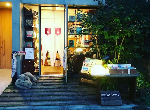 夜の MAIN TENT 店舗外観
