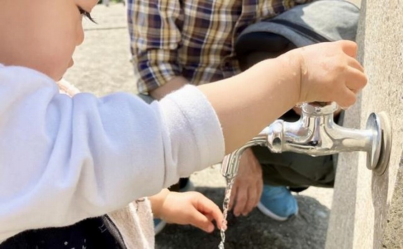 水に触れて遊ぶ子ども