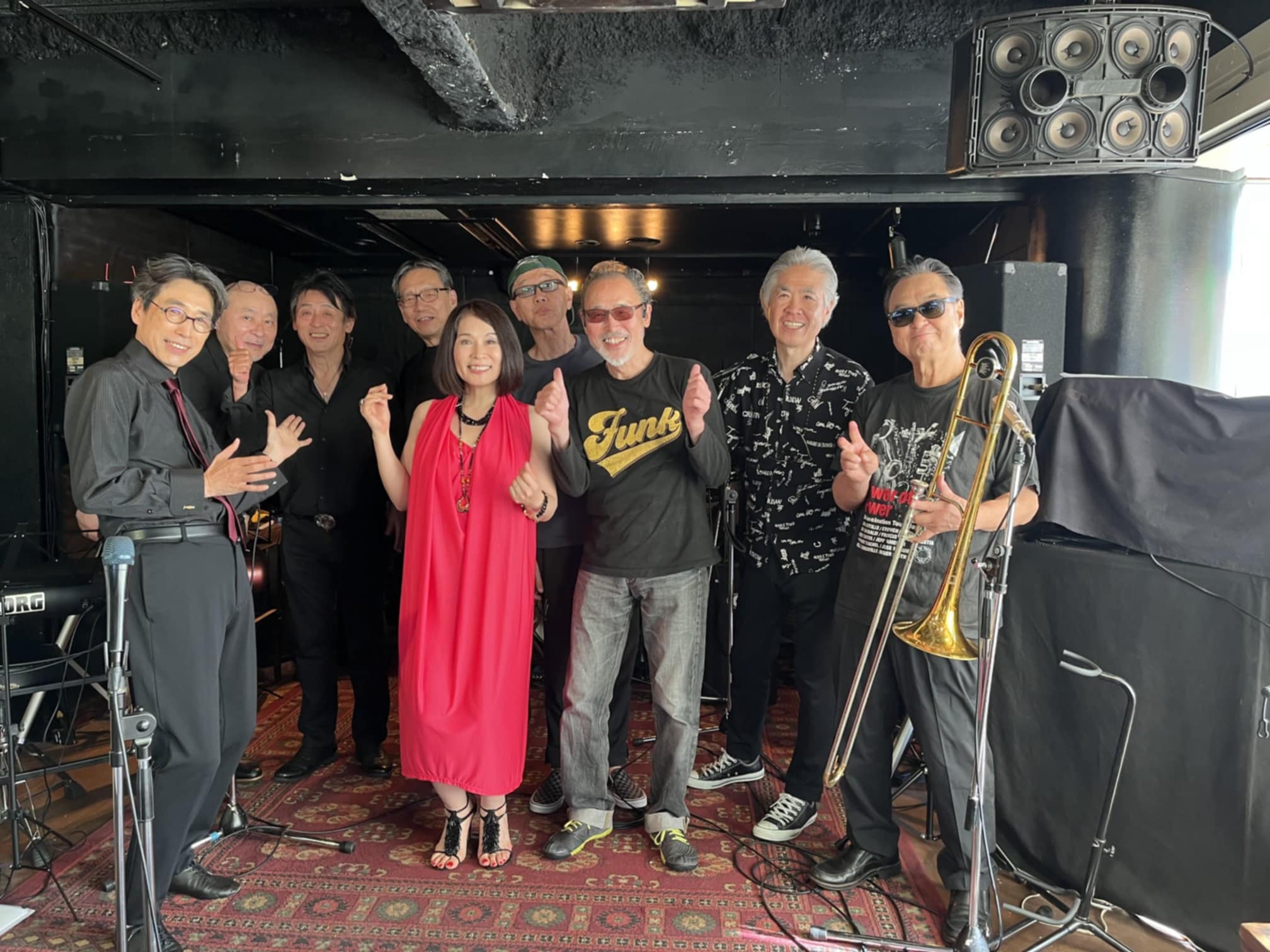 バンド仲間と演奏する人見渉さん